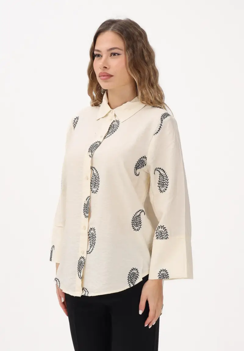 Camicia panna da donna con fantasia paisley
