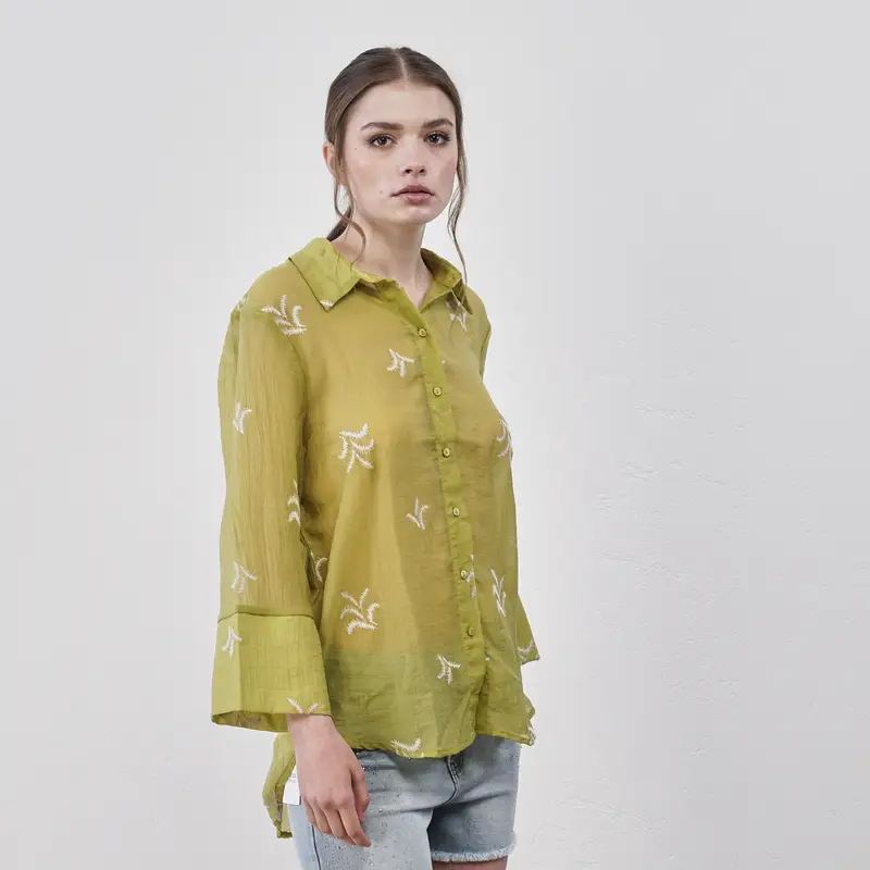 Camicia verde da donna con ricami e maniche scampanate