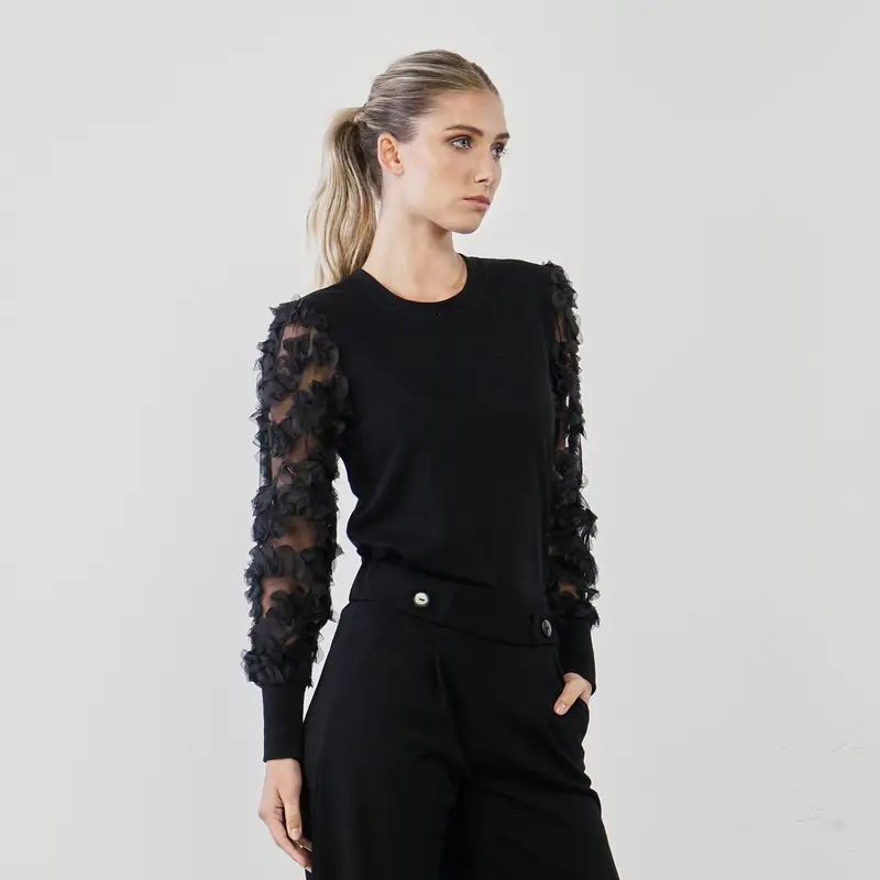 Maglia nera con maniche in tulle