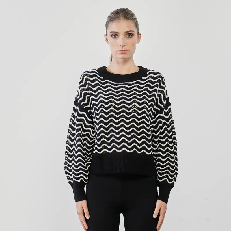 Maglioncino bianco e nero in fantasia optical