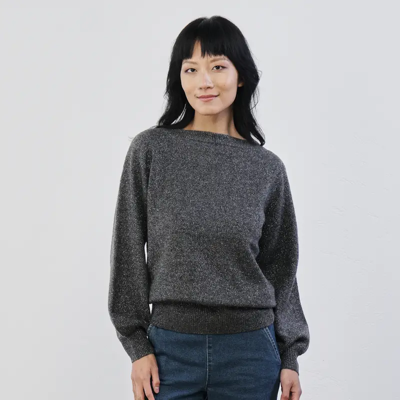 Maglioncino grigio in lurex con scollo a barca