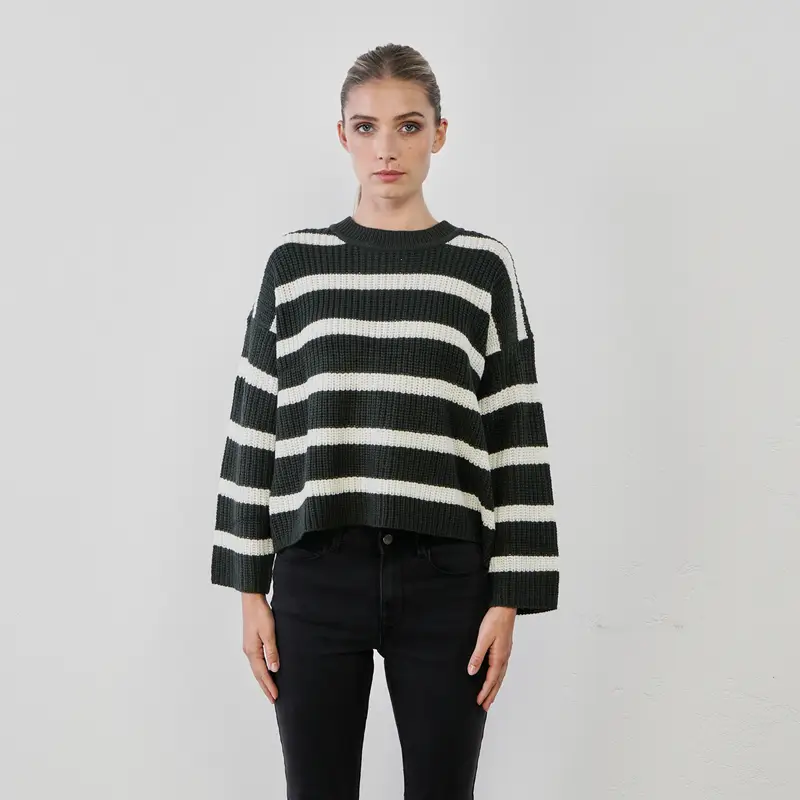 Maglioncino verde a righe bianche