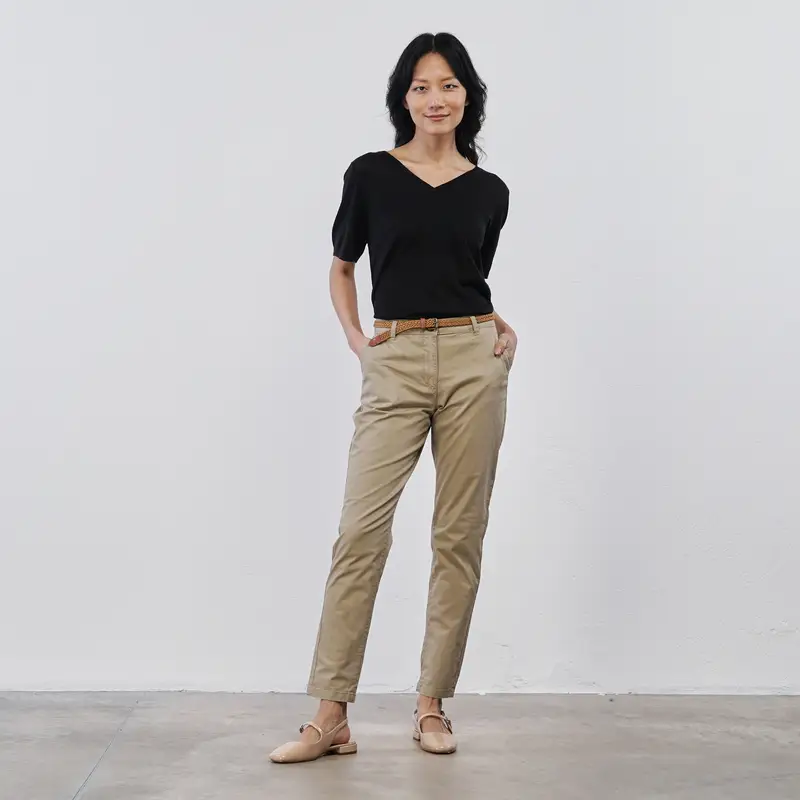 Pantaloni lunghi beige da donna con tasche e cintura