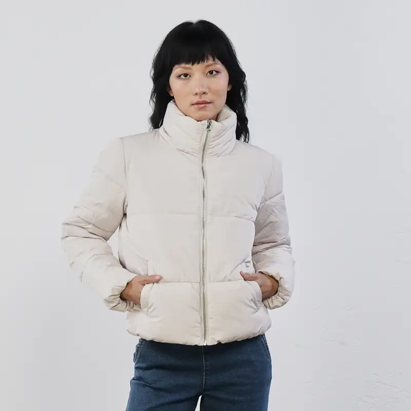 Piumino corto bianco con zip e tasche