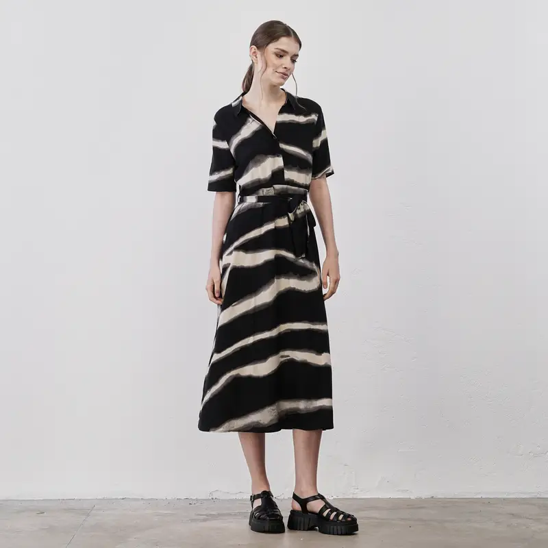 Vestito midi nero da donna in stampa animalier con fusciacca