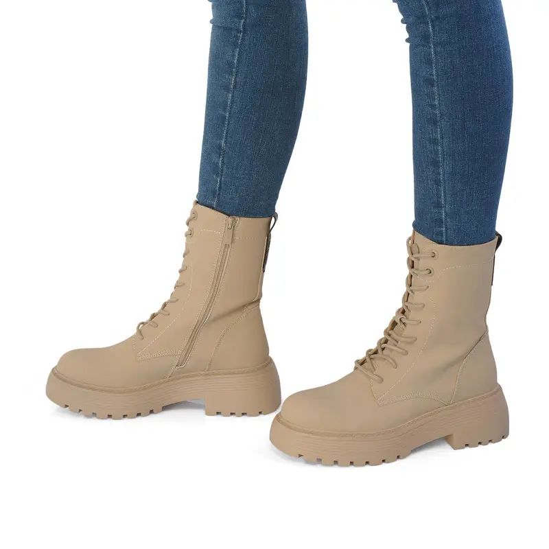 Anfibi nude con lacci e suola carrarmato e cuciture