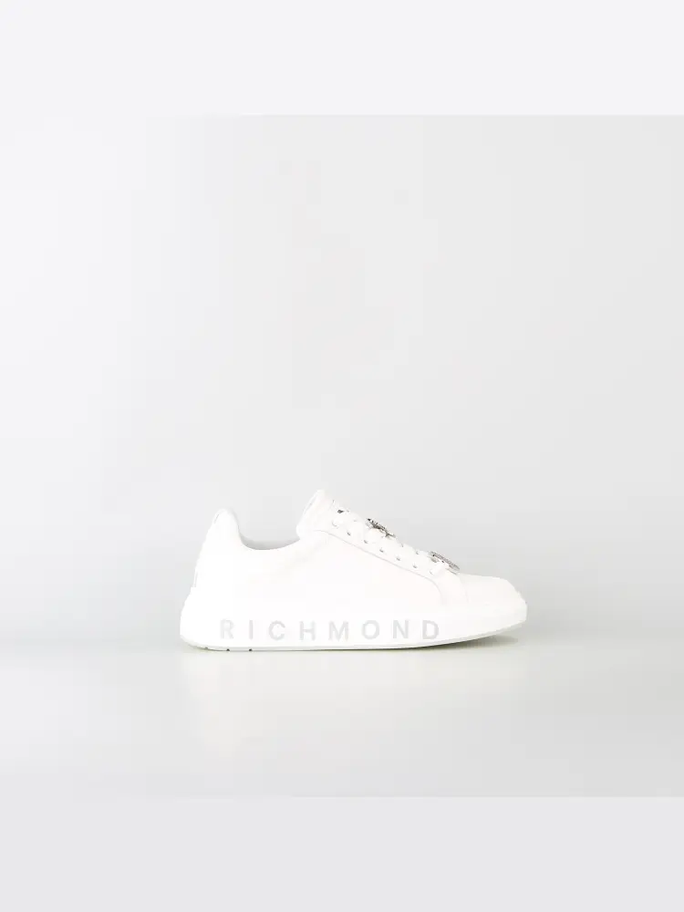 sneakers in pelle bianca con logo sulla suola e charm prezziosi