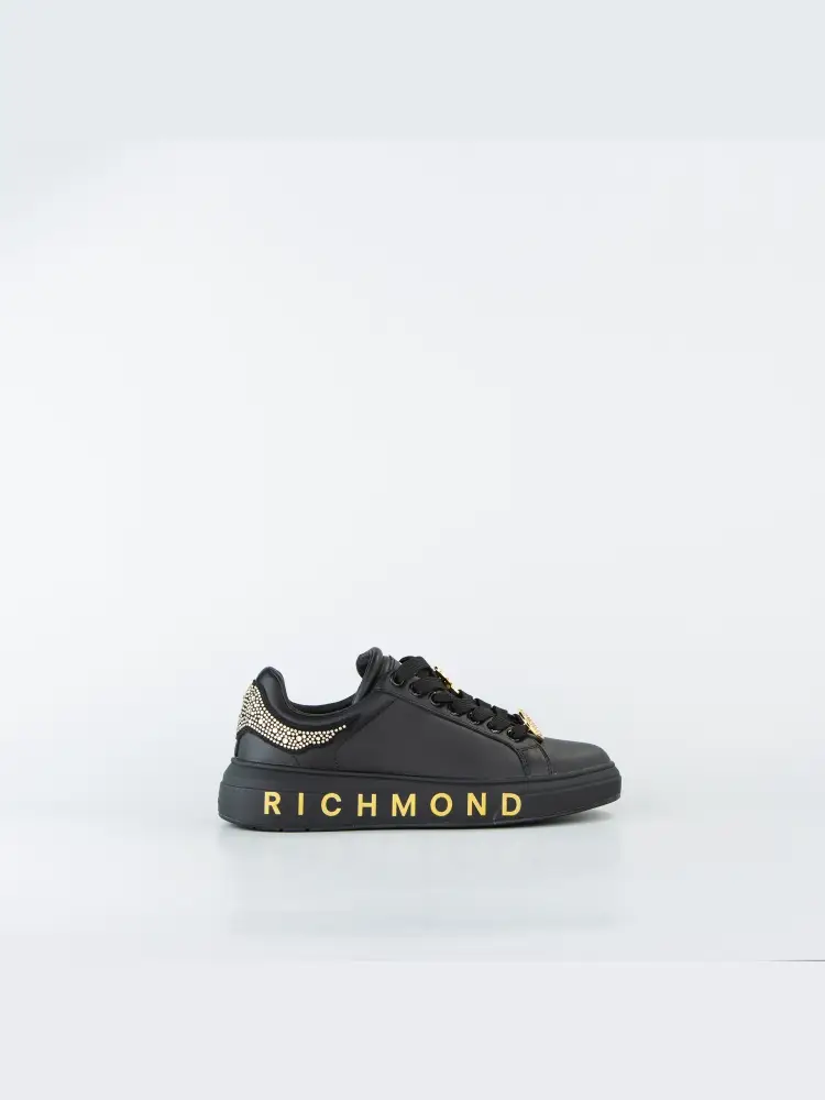 sneakers in pelle nera con logo oro sulla suola ali strass oro e charm prezziosi