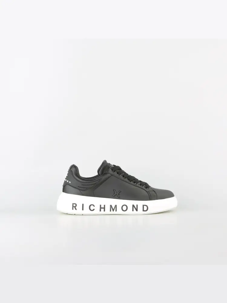 sneakers in pelle nera con logo sulla suola