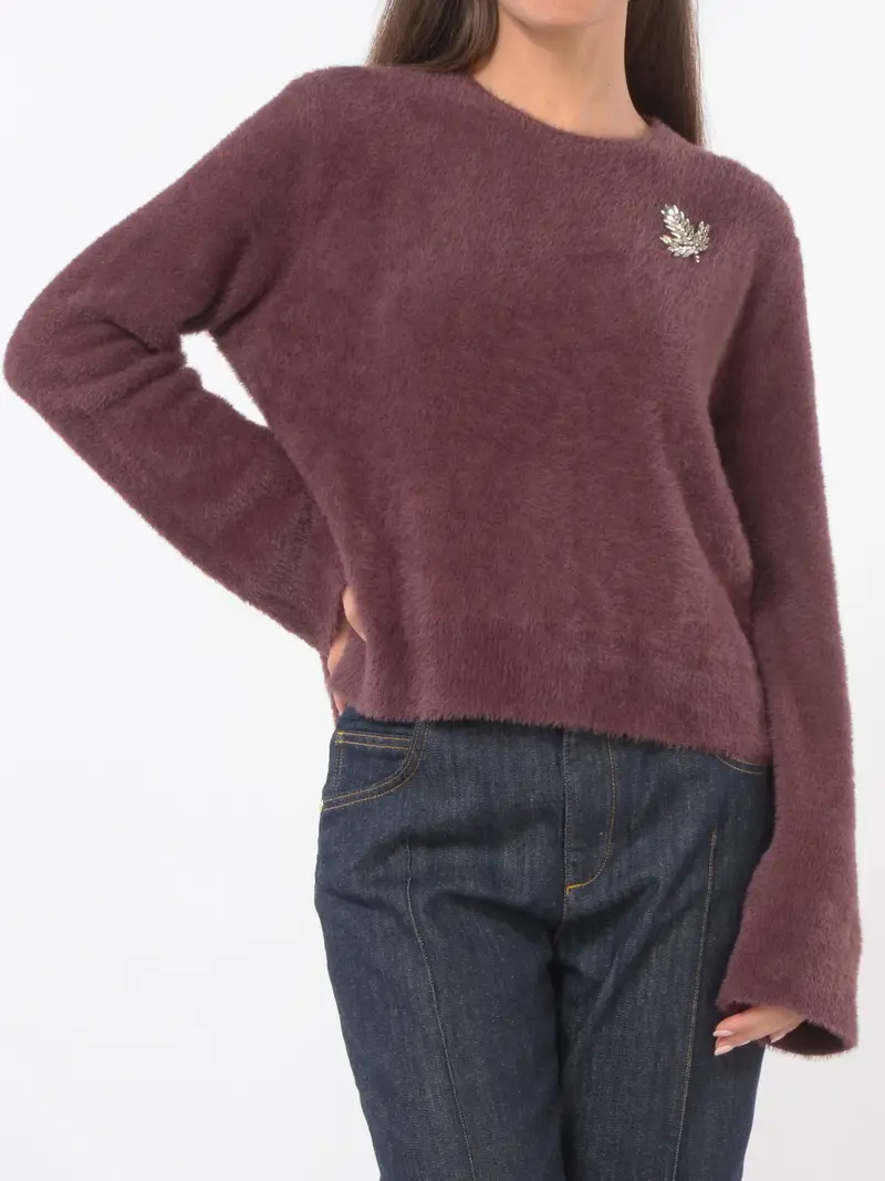 maglia da donna Kaos Jeans effetto peluche con spilla gioiello Rosso