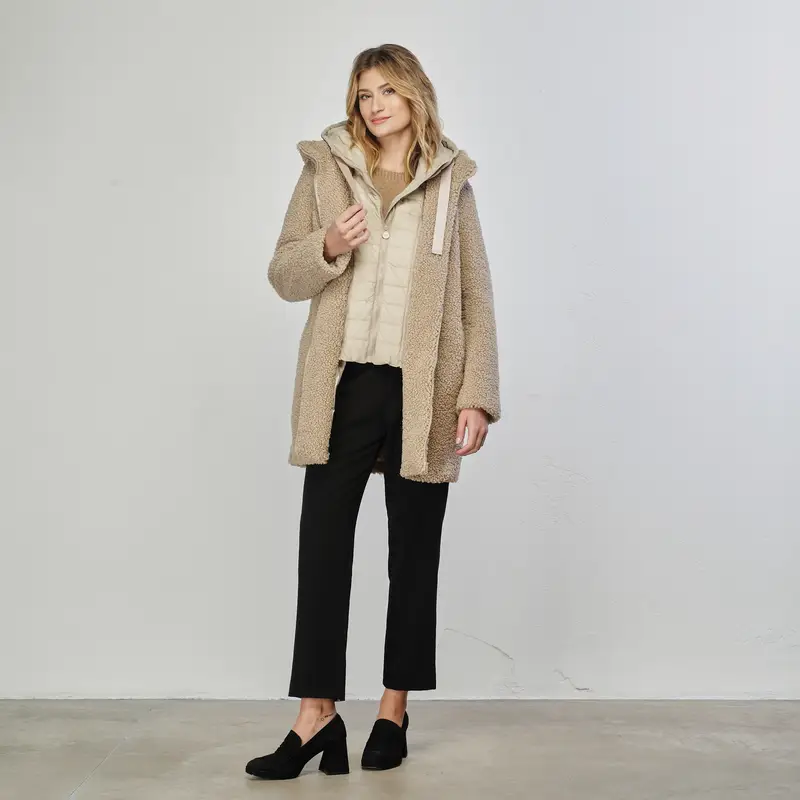 Cappotto marrone con inserto imbottito e cappuccio