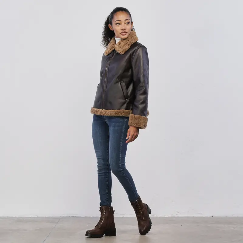 Giacca corta marrone modello montone da donna con tasche