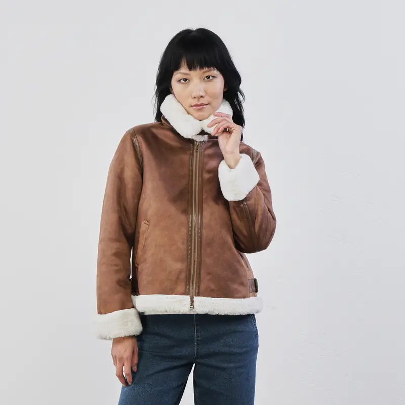 Giacca corta marrone modello motone con fibbia sul collo