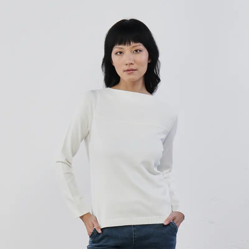 Maglia bianca con scollo a barchetta