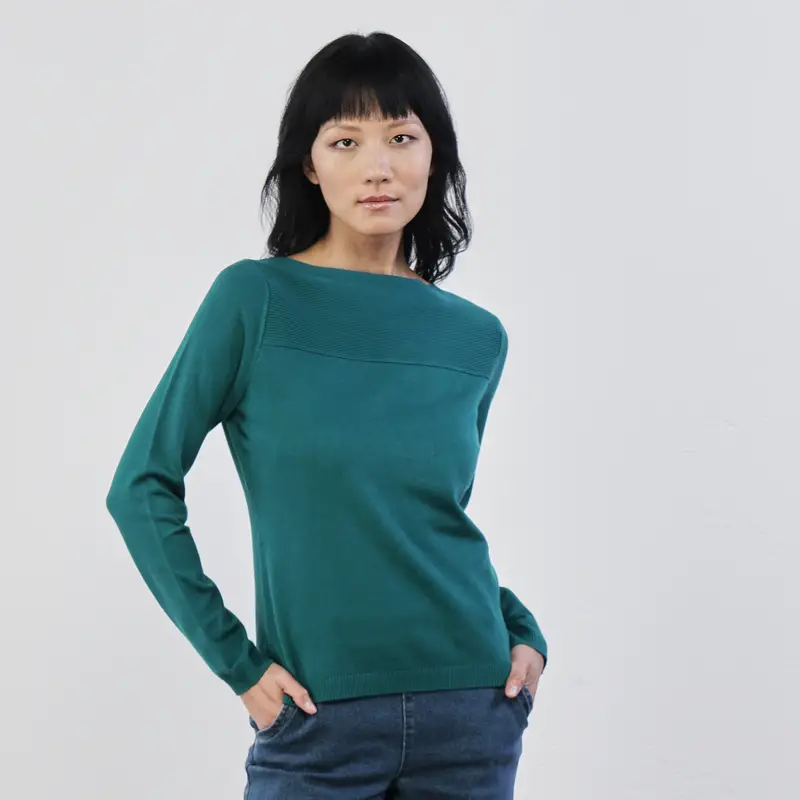 Maglia verde con scollo a barchetta