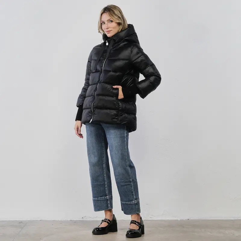 Piumino nero da donna con polsini