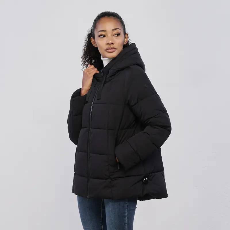 Piumino nero oversize da donna con cappuccio
