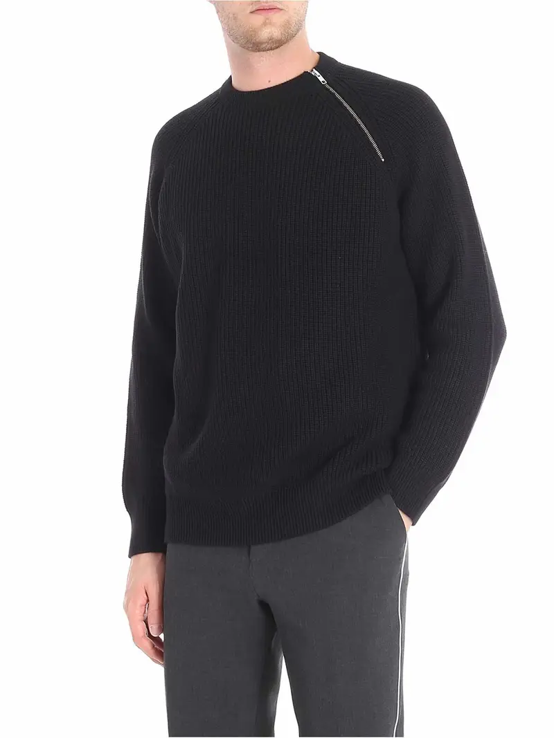 Pullover nero a coste con zip sullo scollo