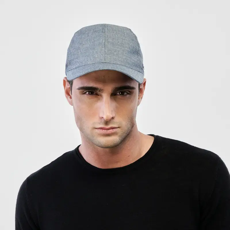Cappellino azzurro in tessuto denim