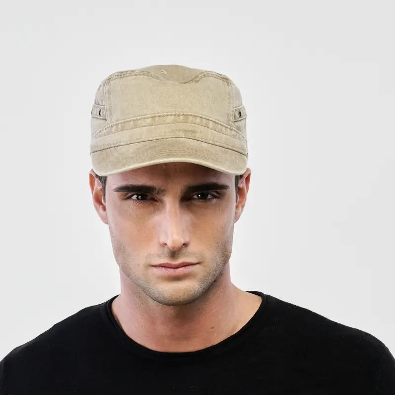 Cappellino beige con cuciture
