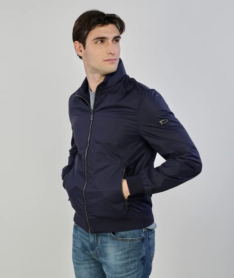 Giacca antivento blu con tasche e zip