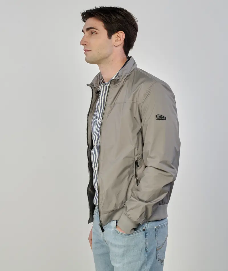 Giacca antivento grigia con tasche e zip