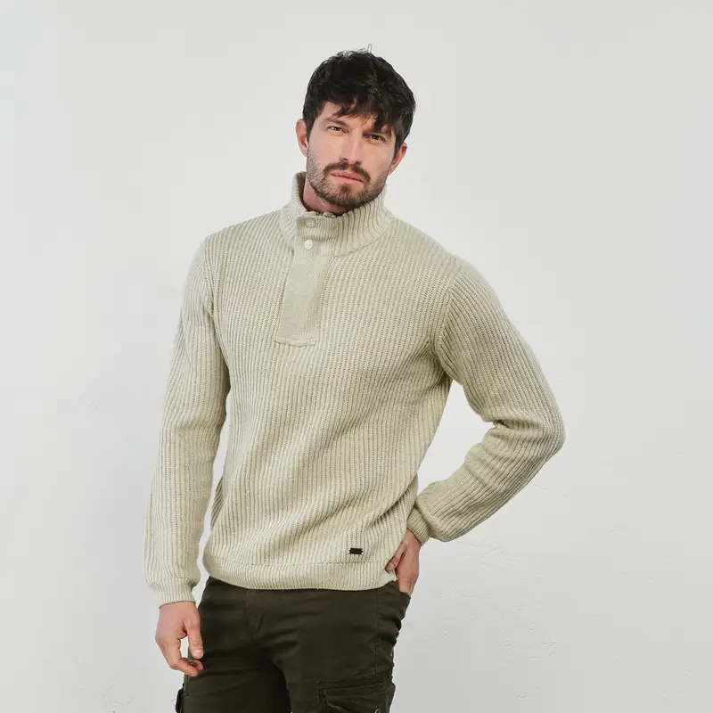 Maglione beige a lupetto con bottoni