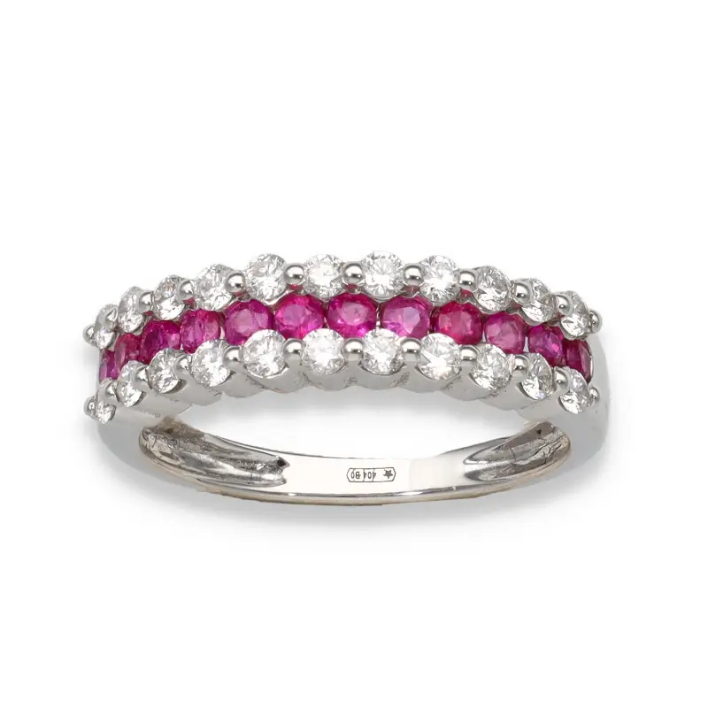 Anello a fascia con diamanti e rubini in oro bianco