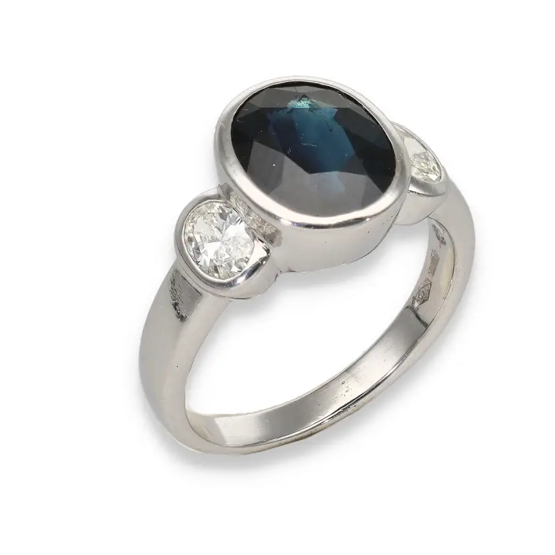 Anello oro bianco con zaffiro centrale e due diamanti miniatura 2