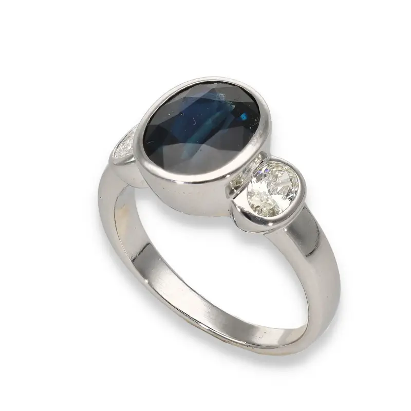 Anello oro bianco con zaffiro centrale e due diamanti miniatura 3