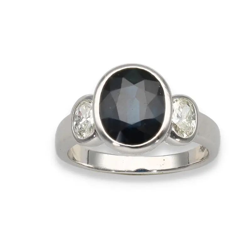 Anello oro bianco con zaffiro centrale e due diamanti
