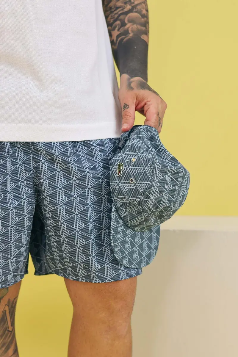 LACOSTE Cappello con visiera blu per uomo e donna caratterizzato da stampa monogram miniatura 3