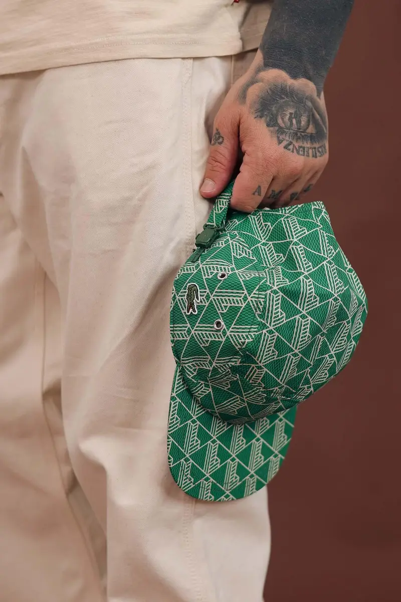 LACOSTE Cappello con visiera verde per uomo e donna caratterizzato da stampa monogram miniatura 3