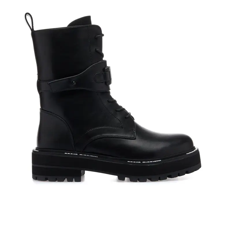 Anfibi neri con lacci e fibbia