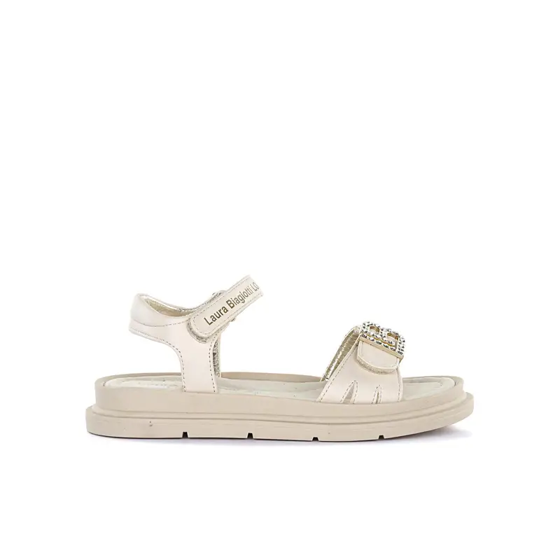 Sandali beige da bimba con strappo e logo gioiello