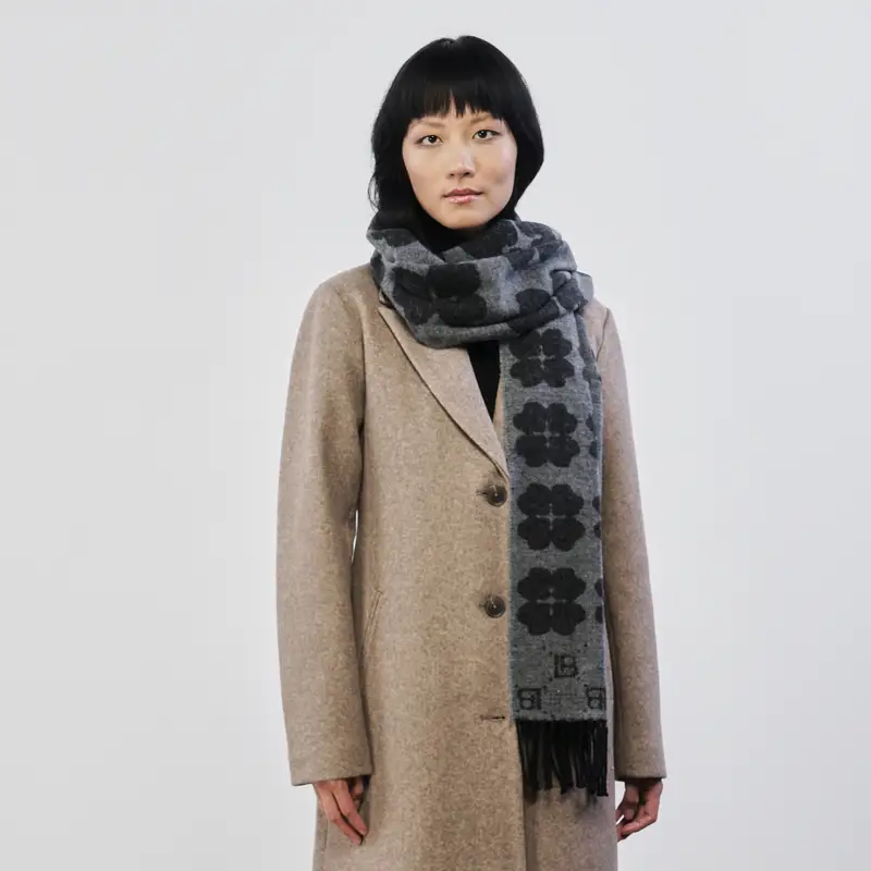 Sciarpa grigia con fiori