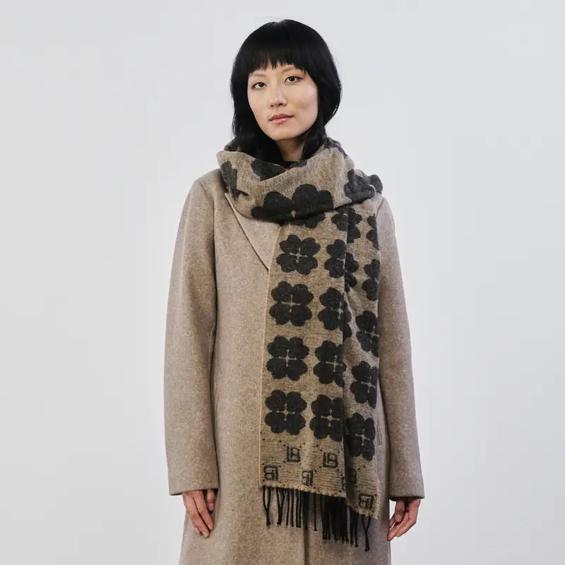 Sciarpa marrone con fiori