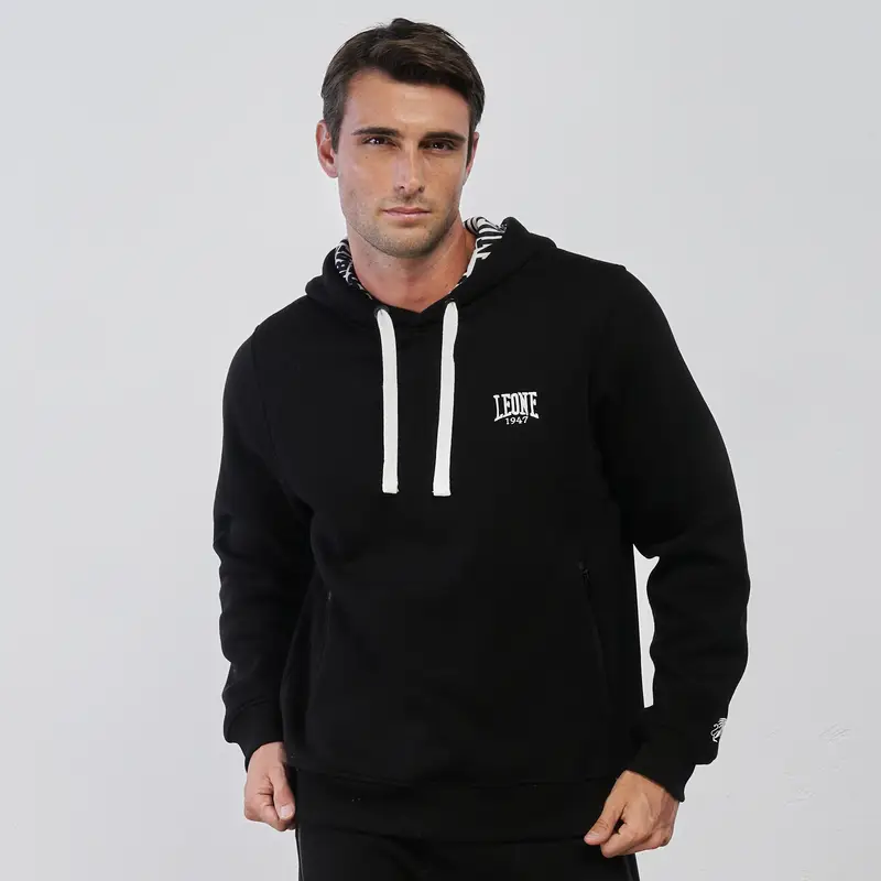 Felpa sportiva nera da uomo con logo e cappuccio graficato