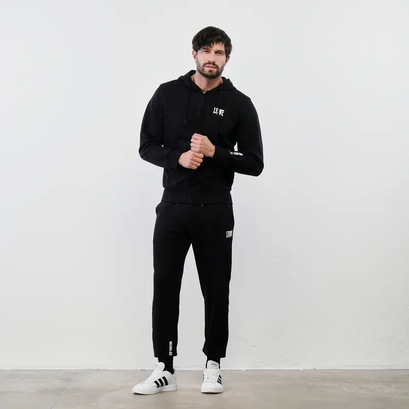 Tuta sportiva nera con logo
