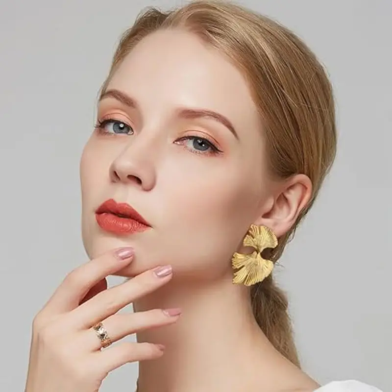 LILIE&WHITE Orecchini Dorati a Foglia - Design Elegante e Moderno, Antiallergici e Resistenti alla Perdita di Colore, Regalo per Compleanni, Anniversari e Occasioni Speciali miniatura 3