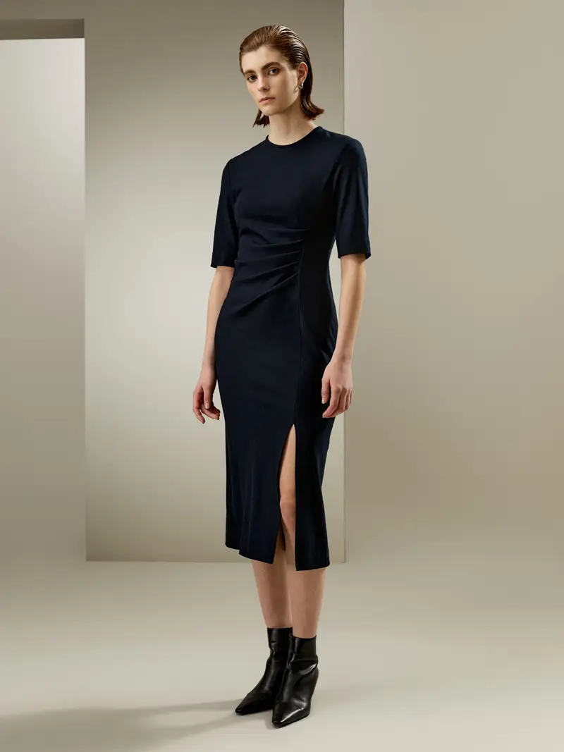 Abiti In Lana Abito Lungo Al Polpaccioin Lana In Lana Naturalmente Antibatterico Perfettamente Aderente Alla Figura Blu-Marino