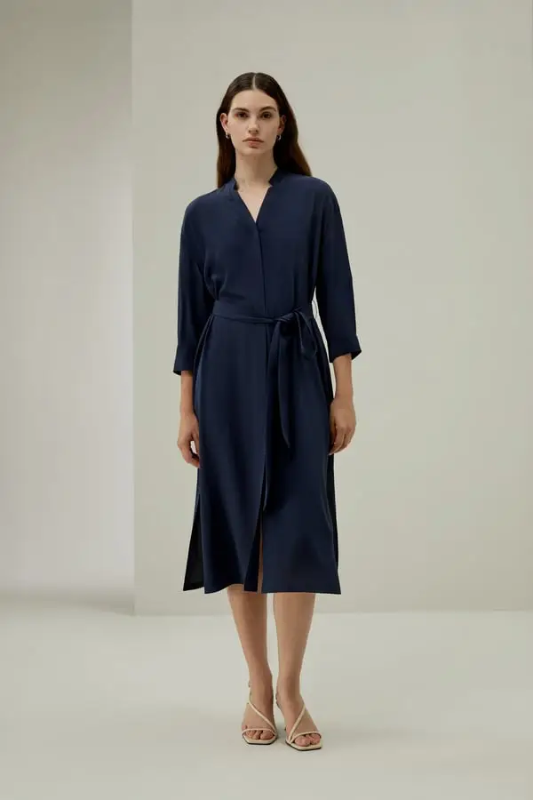 Abito Camicia Seta Blu-Marino | Elegante e Versatile in Crêpe de Chine con Cintura | Tasche Laterali | Design Natasha Gibson