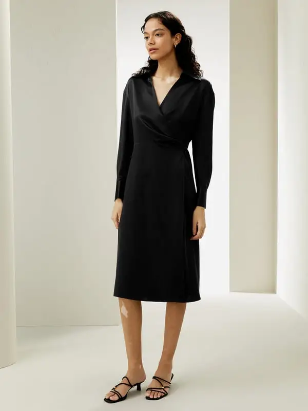 Abito da Donna Elegante in Seta Charmeuse a Portafoglio con Colletto Nero