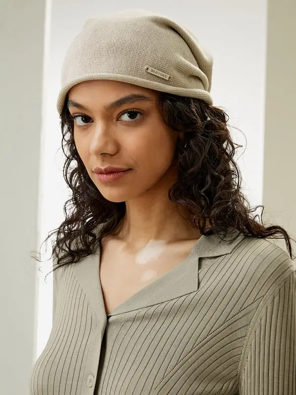 Berretto donna in seta lavabile con logo metallo, senza cuciture, beige