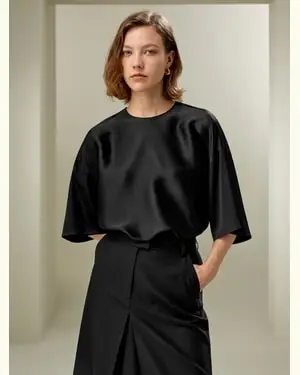 Blusa Di Seta Liscio E Delicato Sulla Pelleseta Di Alta Qualità Seta Di Alta Qualità Vestibilità Regolare Nero