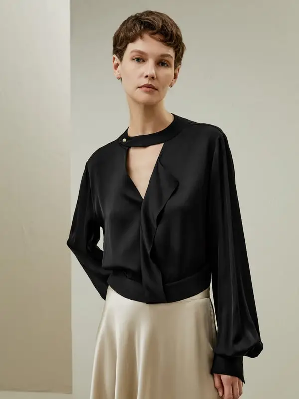 Blusa Donna in Seta Cropped con Scollo V e Orlo Arricciato Elegante Nero XXXS