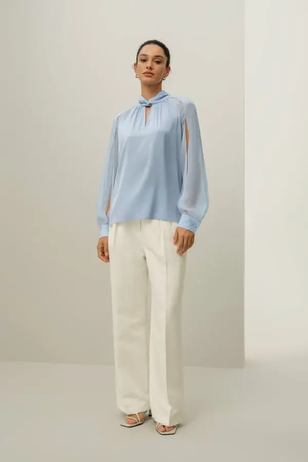 Camicetta Blu Illusione Maniche a Lanterna con Spacchi Laterali, Elegante e Raffinata