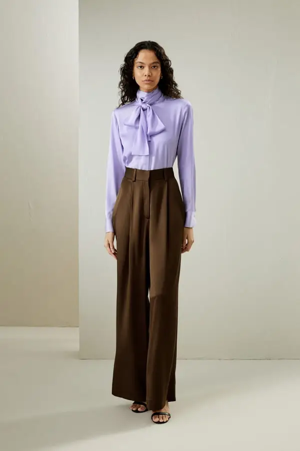 Camicetta Dolcevita Seta Lilla - Elegante e Versatile con Nastro, Bottoni in Conchiglia, Perfetta per Ogni Occasione