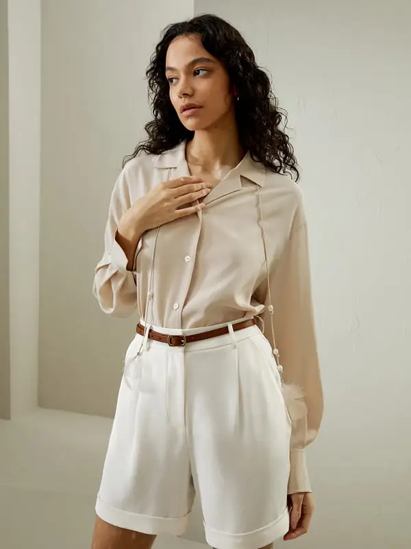 Camicetta Seta Elegante Crema Avorio Crêpe de Chine, Colletto Risvolto, Maniche a Campana, Dettagli Perla e Piuma