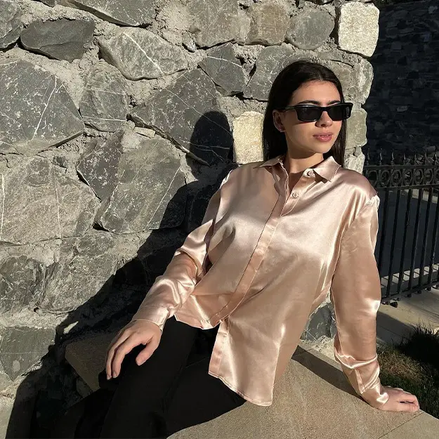 Camicette Di Seta Donna Cammello Bottoni Madreperla, Finitura Lucida 100% Seta Naturale Può Essere Indossato In Vari Modi